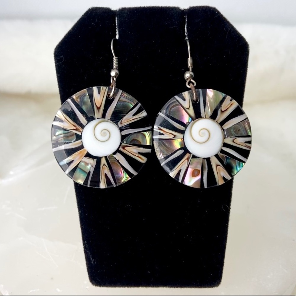 Mother of pearl abalone round shape earrings - Picture 3 of 7